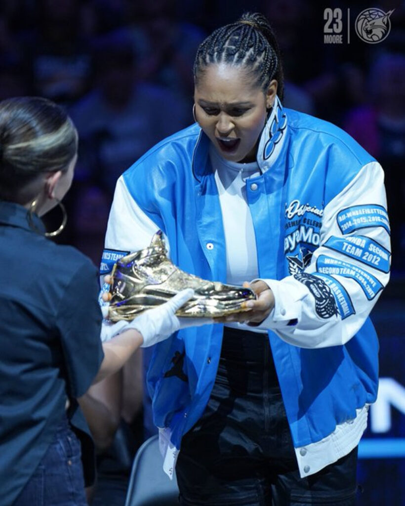 Maya Moore player receives golden shoe. Photo Source : MinnesotaLynx (Twitter/X)