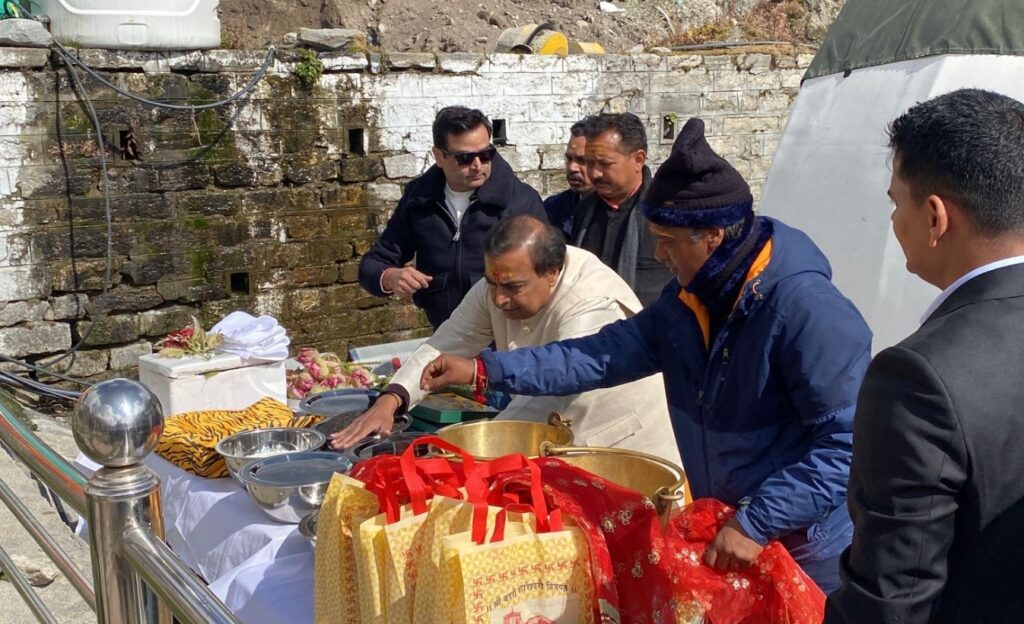 RIL chairman Sh Mukesh Ambani prayed at Shri Badrinath and Shri Kedarnath dhaam on Sunday morning 🙏