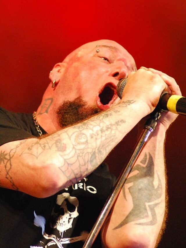 Paul Di'Anno was performing on the stage.