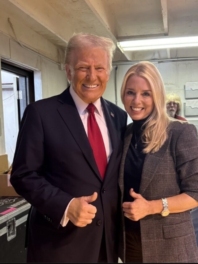 Trump and Pam Bondi giving a Thum's up.