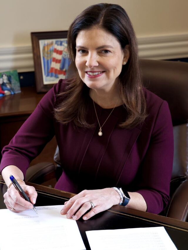 New Hampshire's new governor Kelly Ayotte signed the first Executive Order to create the Commission on Government Efficiency. Photo Source: Kelly Ayotte (Facebook)