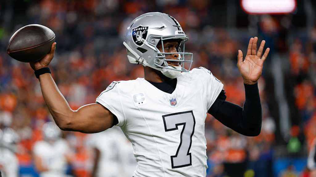 Geno Smith stands on field during Raiders vs Broncos game as Las Vegas offense struggles amid injuries and six sacks in Week 10 loss